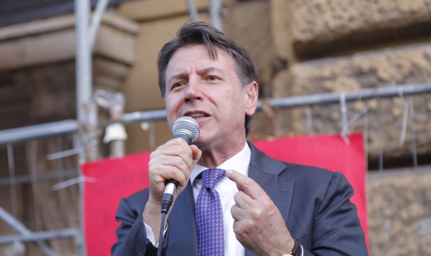 Ucraina, Conte: “Meloni investe in armi anziché sulla sanità”
