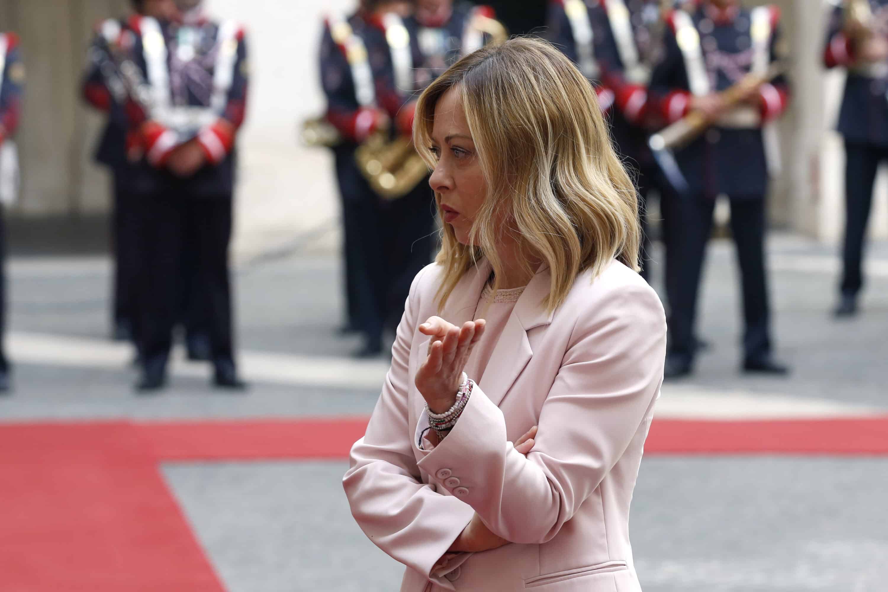 Meloni si presenta a De Luca come “la stronza” e si vendica dell’insulto che le aveva rivolto il governatore