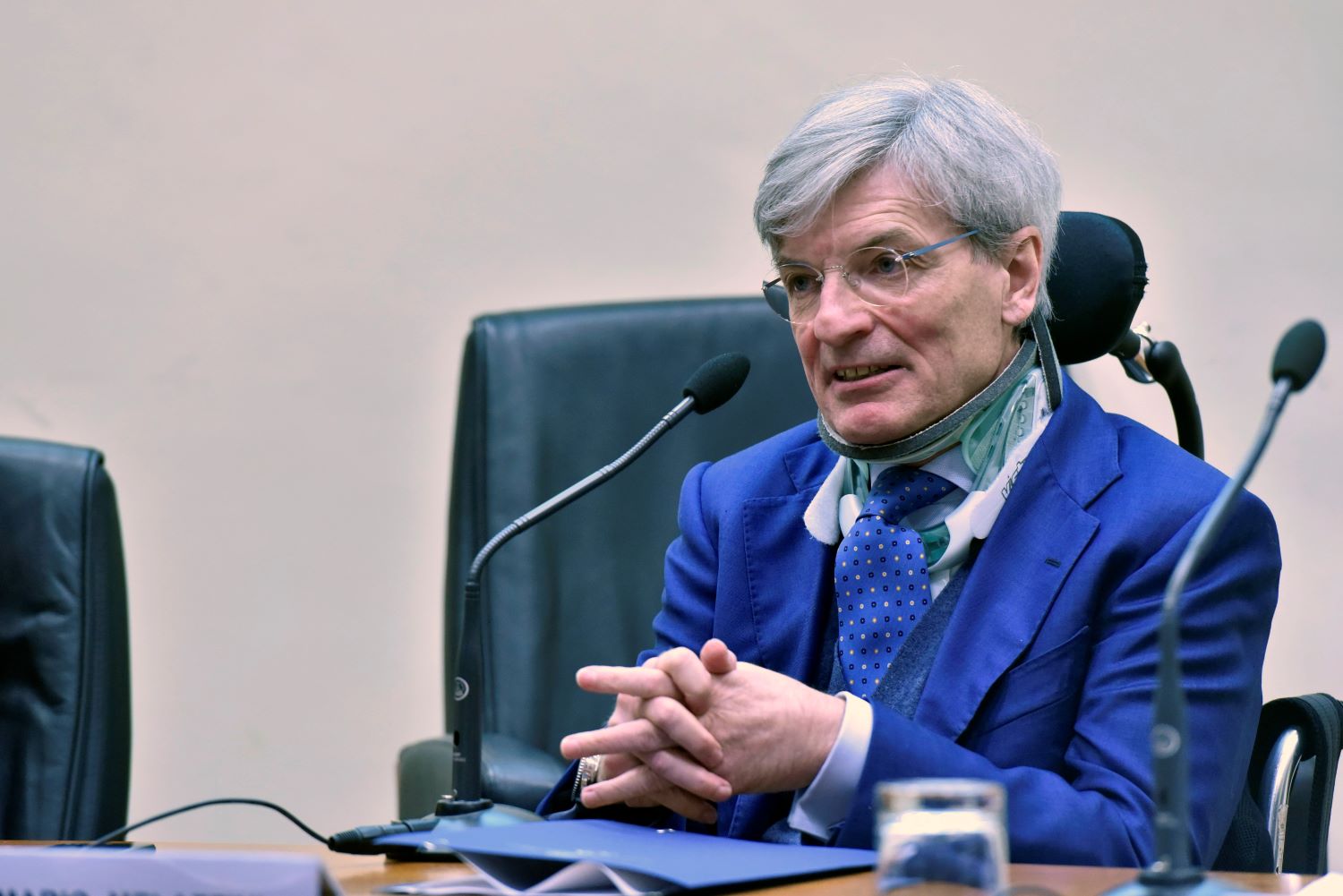 Melazzini, pur indagato, resta al suo posto. Ma si prende una vacanza