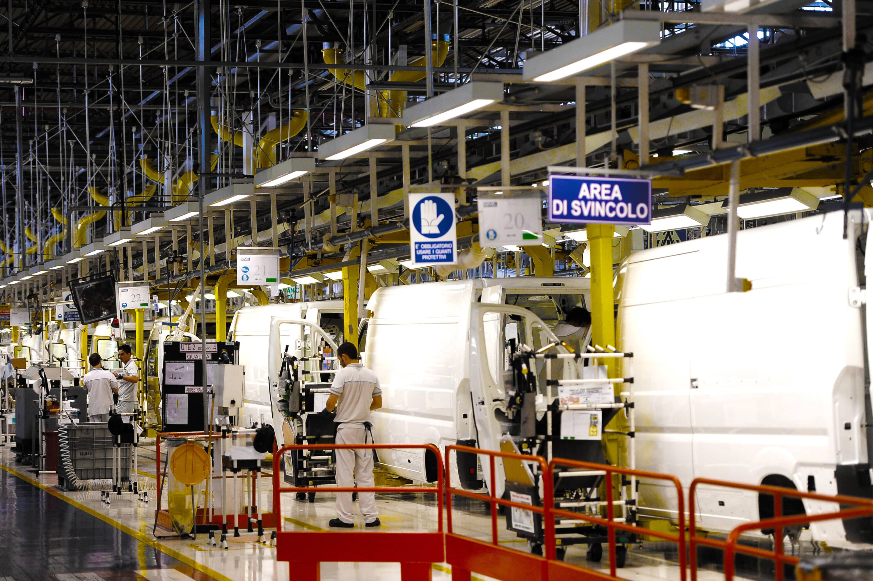 La crisi nera dell’industria italiana: continua il tracollo della produzione