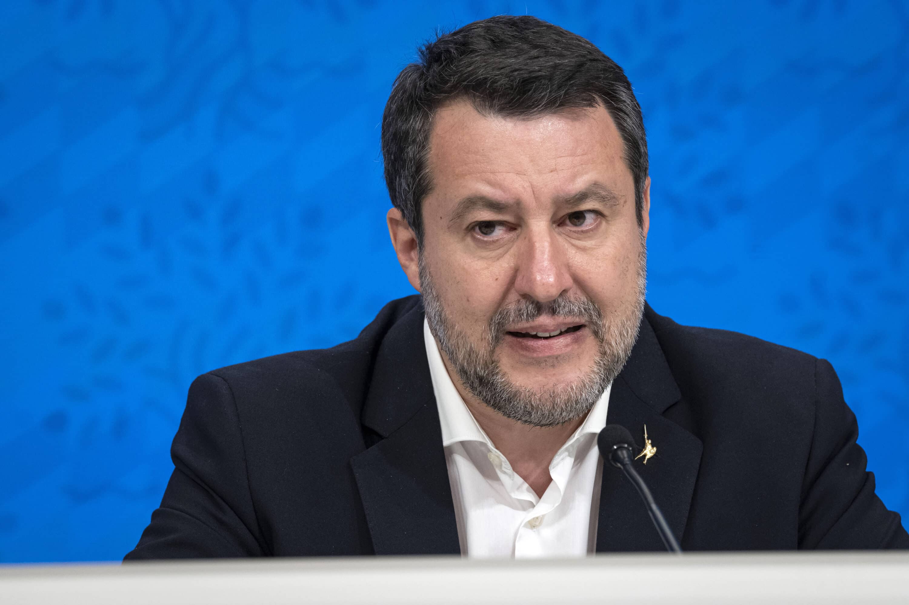 Tre agenti infiltrati sulle navi delle Ong. Per il pm riferivano allo staff di Salvini