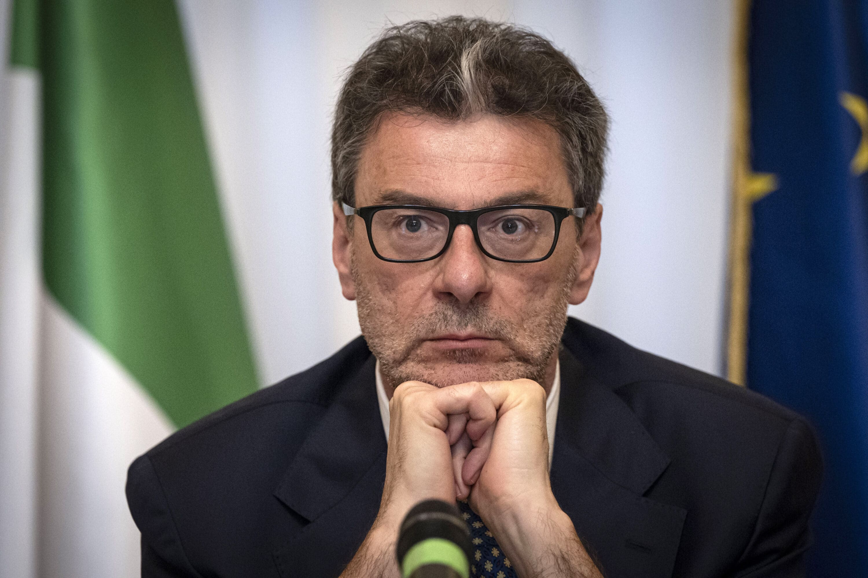 Spese militari al 2% del Pil, i conti non tornano: pure Giorgetti frena i piani di Meloni