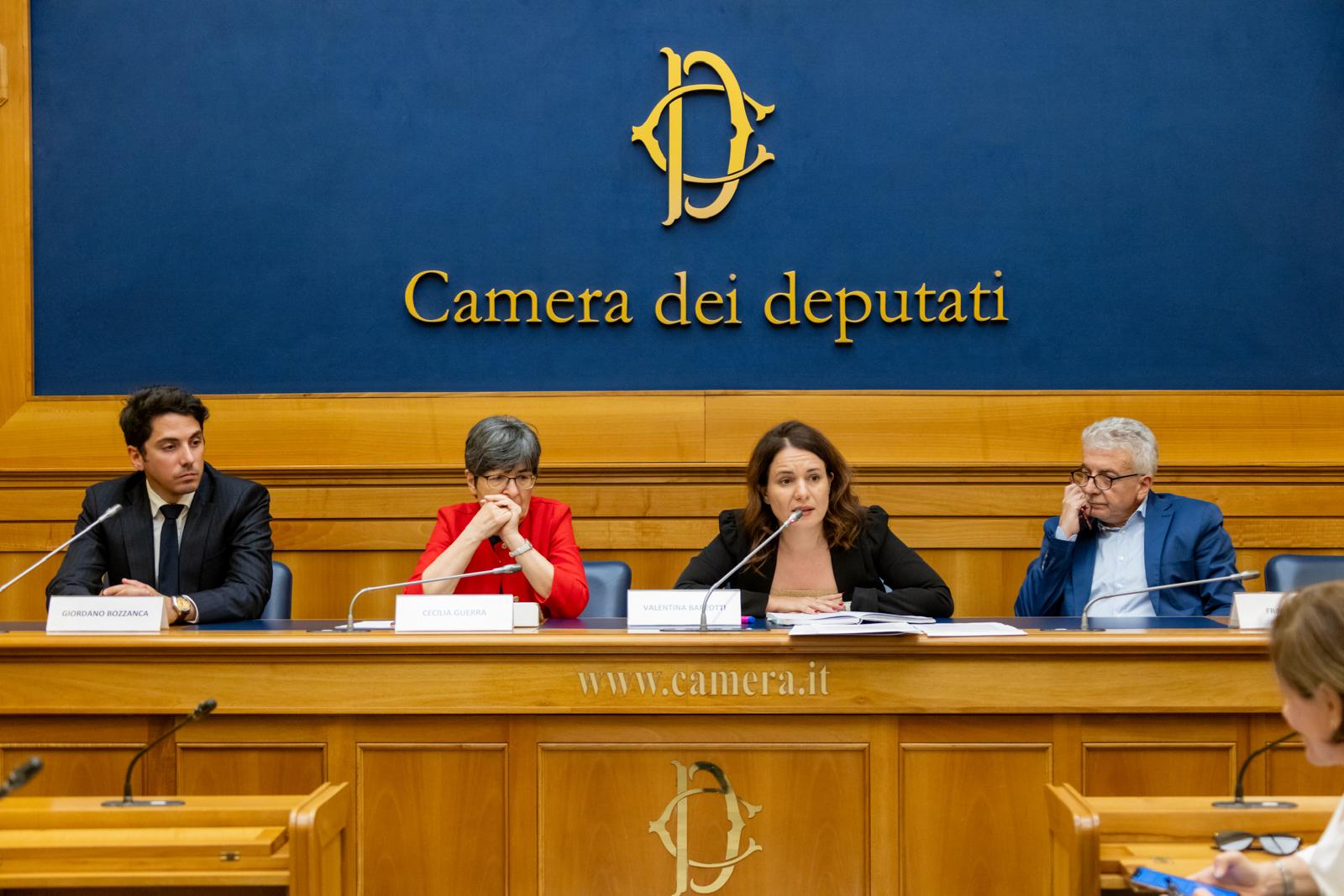 Si riparte dal Salario minimo. Prove di unità tra M5S, Pd e Avs