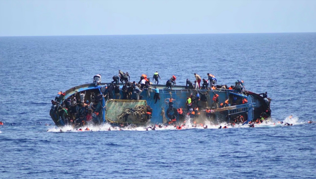 Migranti, Sea Watch salva 289 naufraghi e polemizza con il governo Meloni: “Ci hanno assegnato un porto distante oltre 1000km per impedirci di soccorre altri profughi”