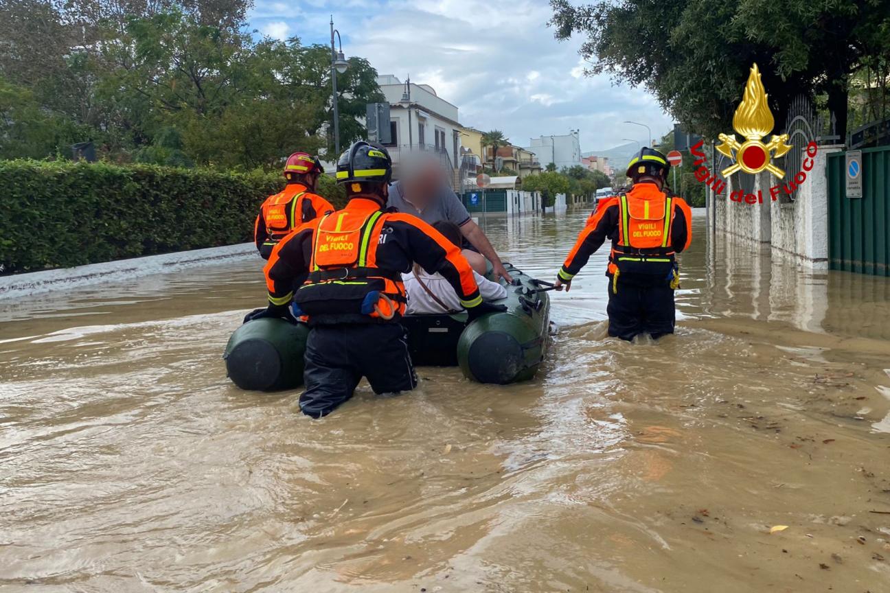 Fiumi esondati e migliaia di persone evacuate: il maltempo mette in ginocchio l’Emilia-Romagna