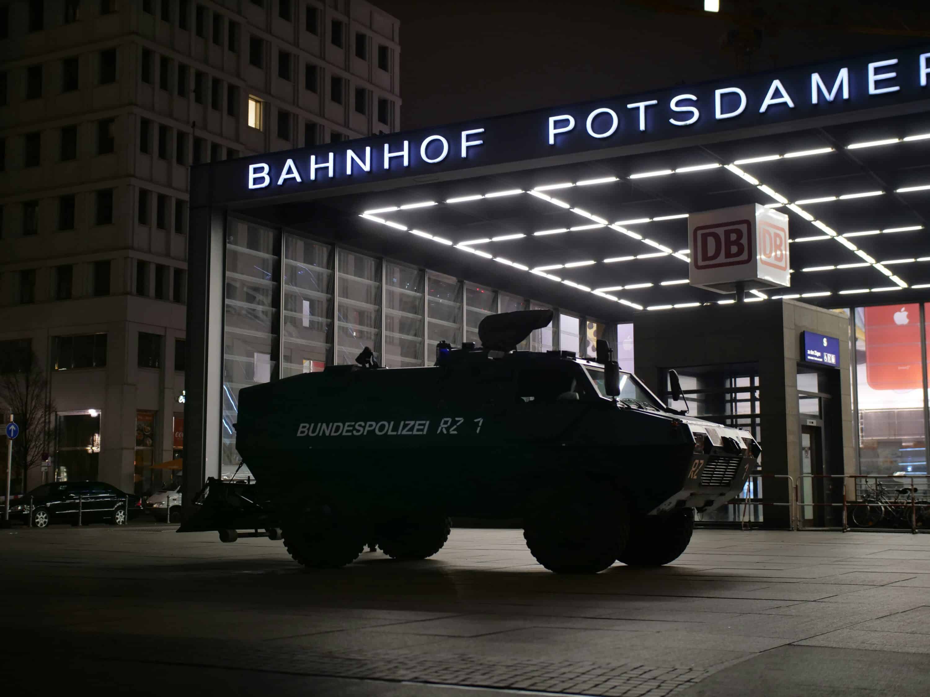 Orrore Mannheim da Lanotiziagiornale.it orrore a mannheim in germania un auto travolge una folla di persone causando almeno due morti e 25 feriti