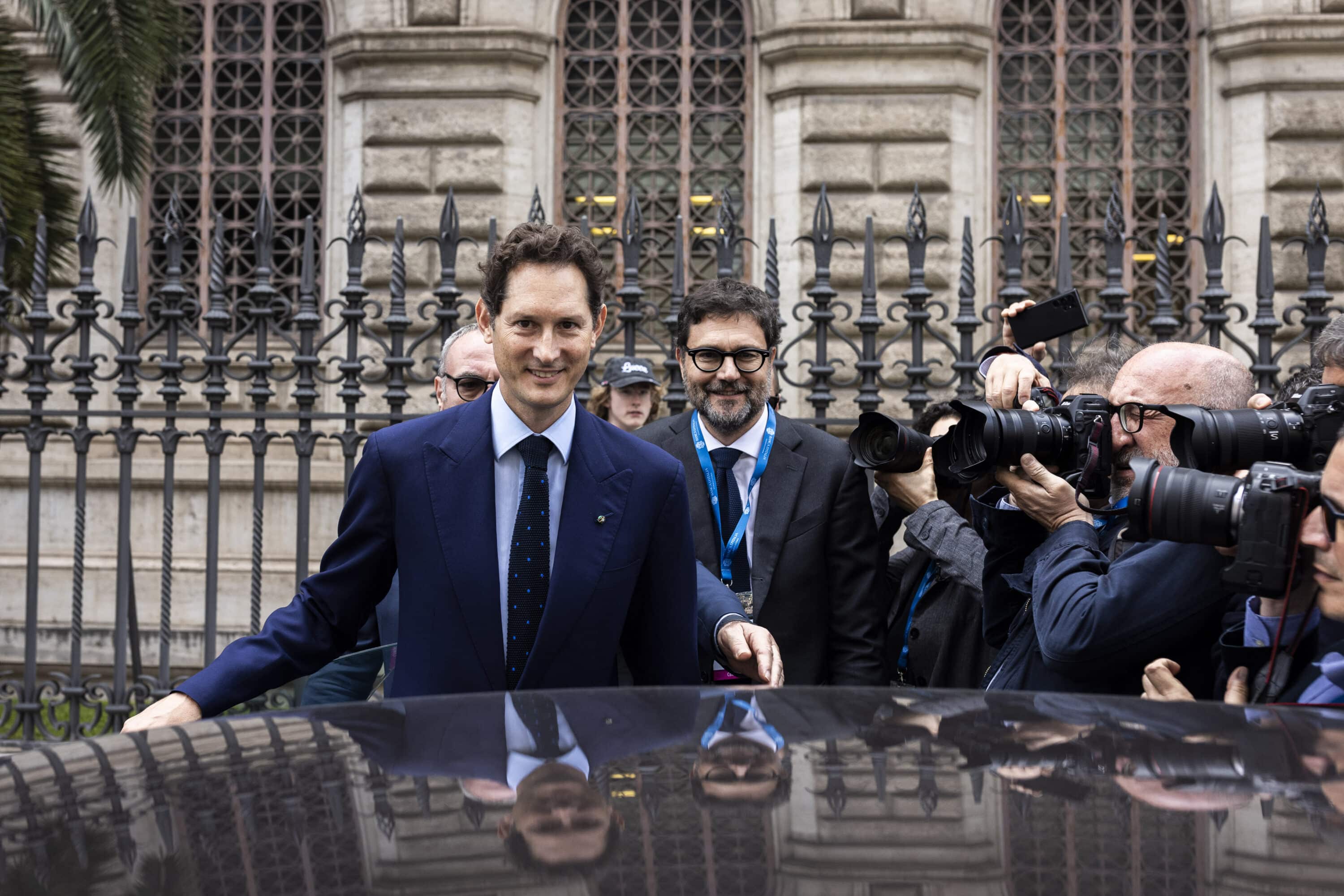 Elkann snobba il Parlamento: governo e opposizione furiosi