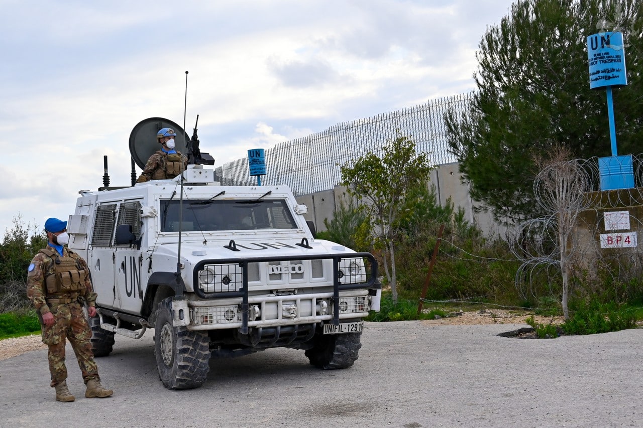 Israele spara ancora contro la base italiana dell’Unifil: altri due caschi blu feriti