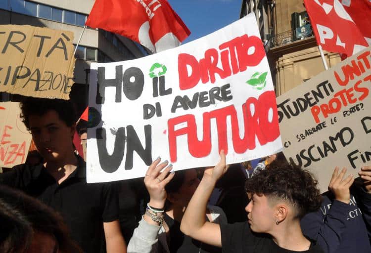 Scuola in piazza, il grido degli studenti: “Diritto allo studio, non al sacrificio”