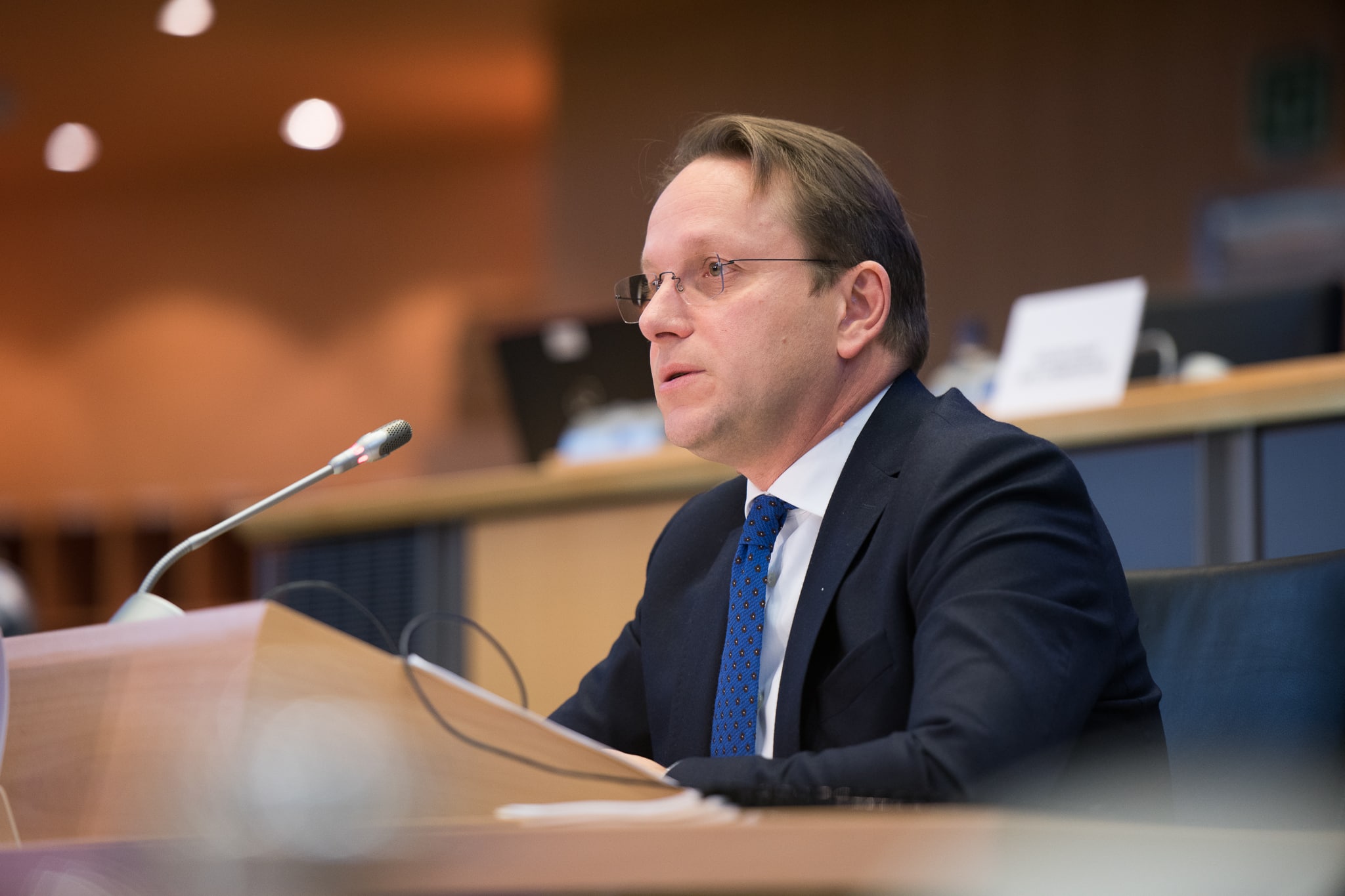 La graticola ungherese: Várhelyi, fedelissimo di Orbán, finisce nel limbo della Commissione Ue