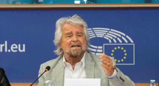 “Il Movimento 5 Stelle è stramorto ma è compostabile”: Grillo accusa Conte e prepara la resa dei conti finale