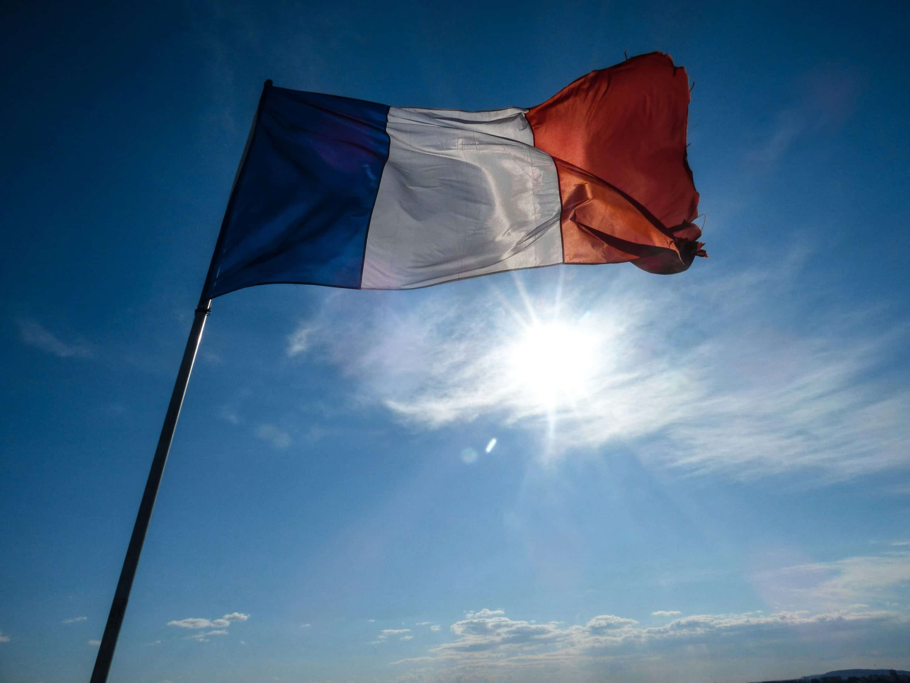 Barnier silurato dal Parlamento francese. Passa con 331 voti la mozione di censura che ha unito la destra e la sinistra