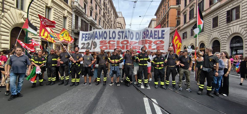 Migliaia di persone in piazza per Gaza in tutta Italia. Ma Meloni parla solo degli scontri di Milano. Conte: “Vergognosa la sua accondiscendenza verso Washington”