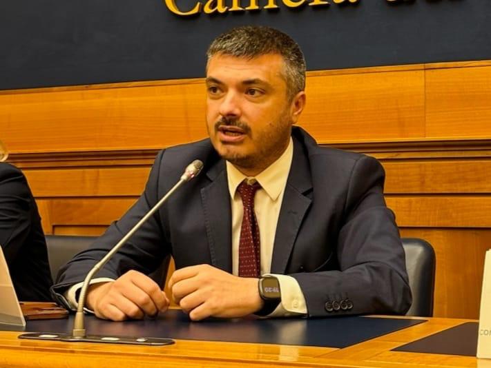 “Inchino stellare a Musk, le destre al servizio del nuovo sovrano satellitare”: parla il deputato Pd, Casu