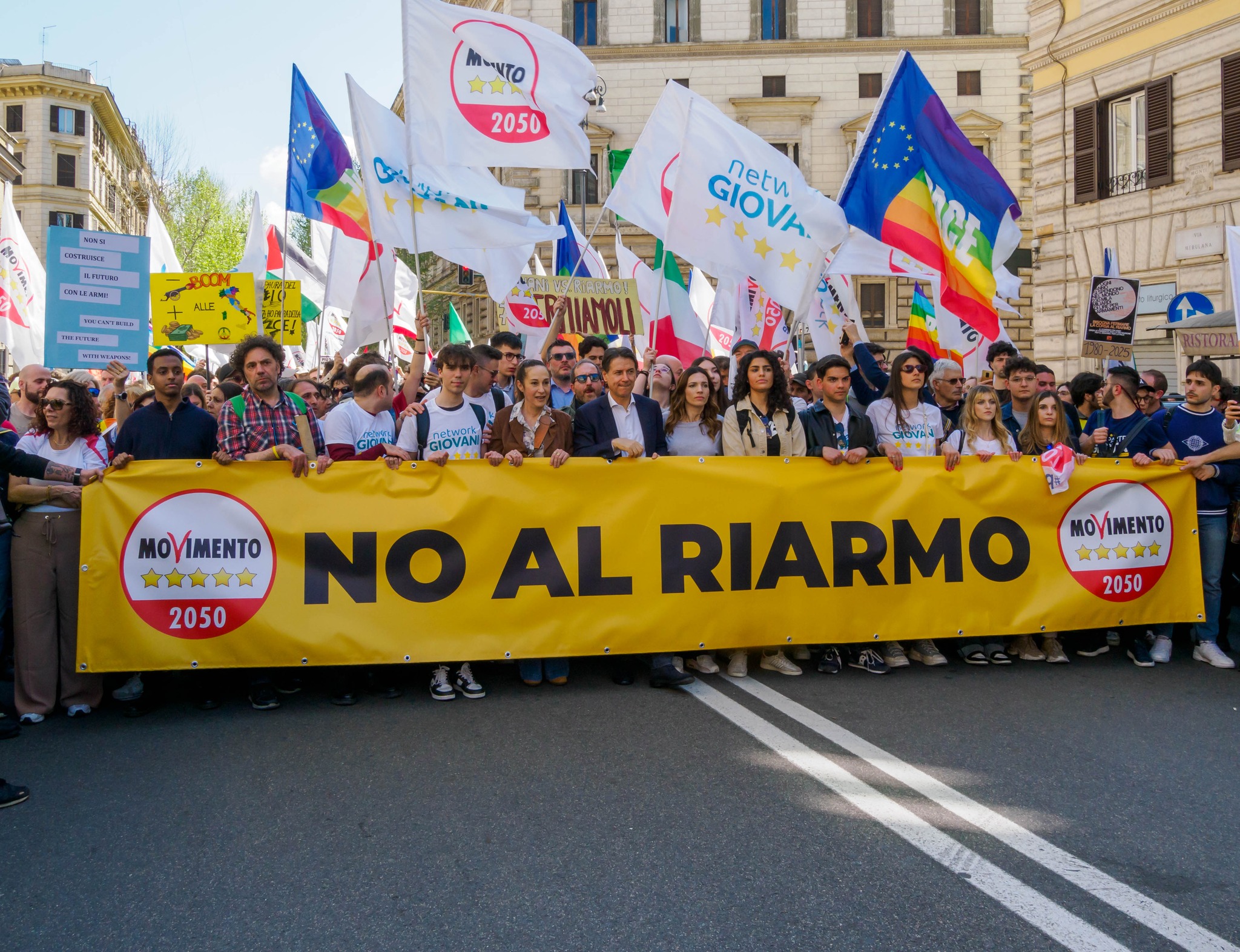 Sondaggi politici, la linea dura contro il riarmo dei 5 Stelle paga: M5s in ascesa, crolla il Pd Sondaggi politici, la linea dura contro il riarmo dei 5 Stelle paga: M5s in ascesa, crolla il Pd