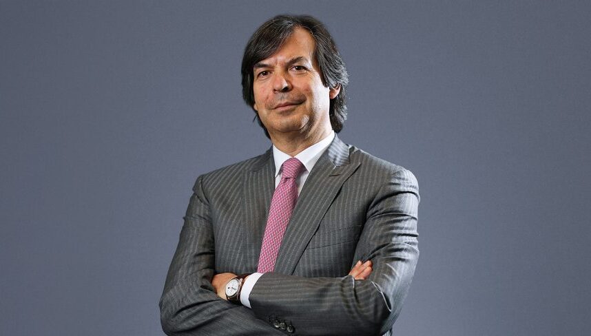 Intesa batte le stime sui conti e si chiama fuori dal risiko bancario