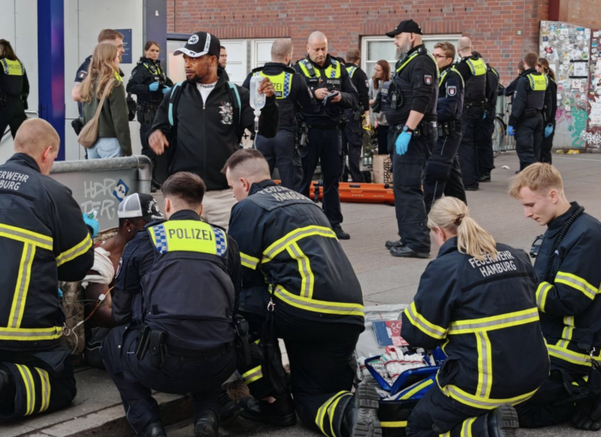 Amburgo, attacco con coltello in stazione: almeno 12 feriti, 6 sono gravi Amburgo, attacco con coltello in stazione: almeno 12 feriti, 6 sono gravi