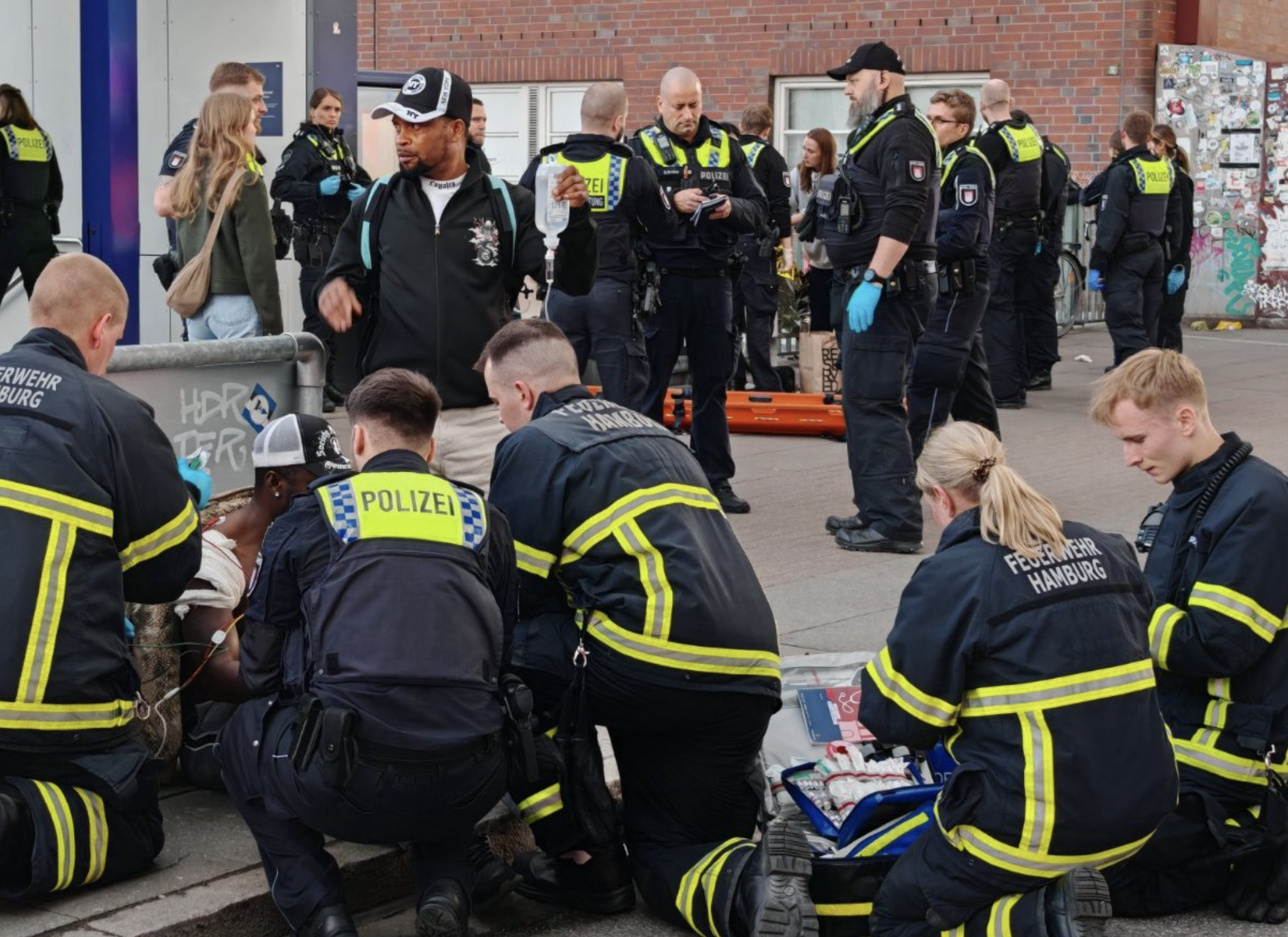 Amburgo, attacco con coltello in stazione: almeno 17 feriti, 4 sono gravi