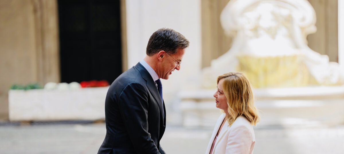 Meloni agli ordini di Rutte, con le destre si passa dallo Stato sociale allo Stato militare Meloni agli ordini di Rutte, con le destre si passa dallo Stato sociale allo Stato militare