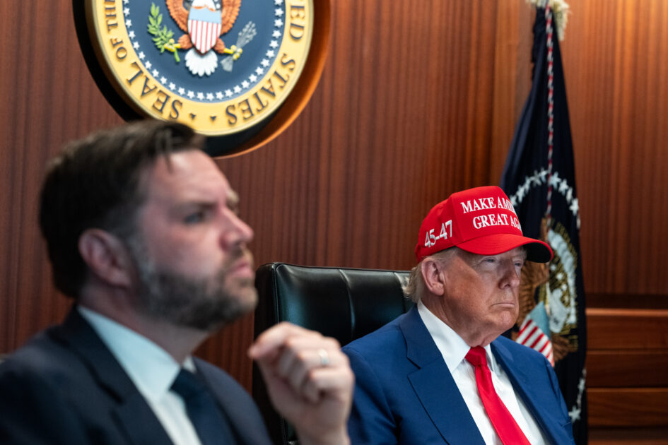 Trump si fa trascinare in guerra da Netanyahu Trump si fa trascinare in guerra da Netanyahu