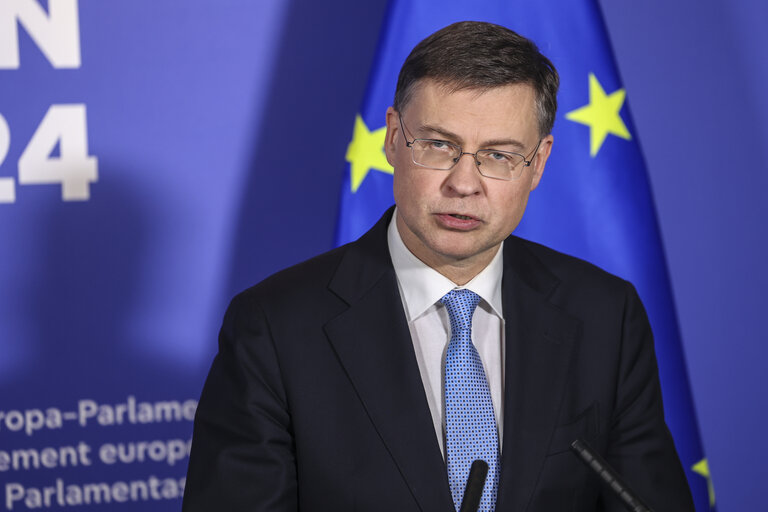 Corsa al riarmo, l’Ue pronta a dare una mano a Roma sul deficit Corsa al riarmo, l’Ue pronta a dare una mano a Roma sul deficit