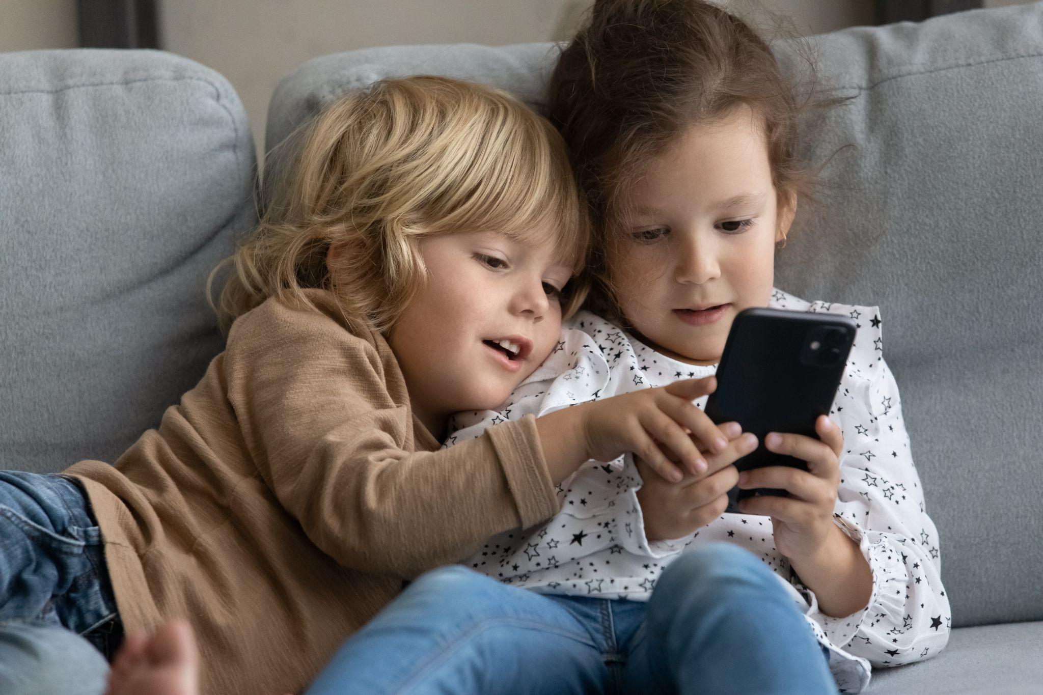 Prevenire la dipendenza dai giochi per cellulari nei bambini: consigli essenziali Prevenire la dipendenza dai giochi per cellulari nei bambini: consigli essenziali