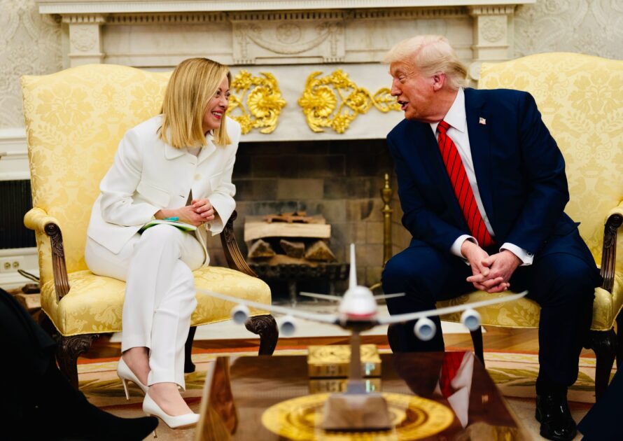 Sempre più sdraiata su Trump, Meloni resta isolata in Europa Sempre più sdraiata su Trump, Meloni resta isolata in Europa