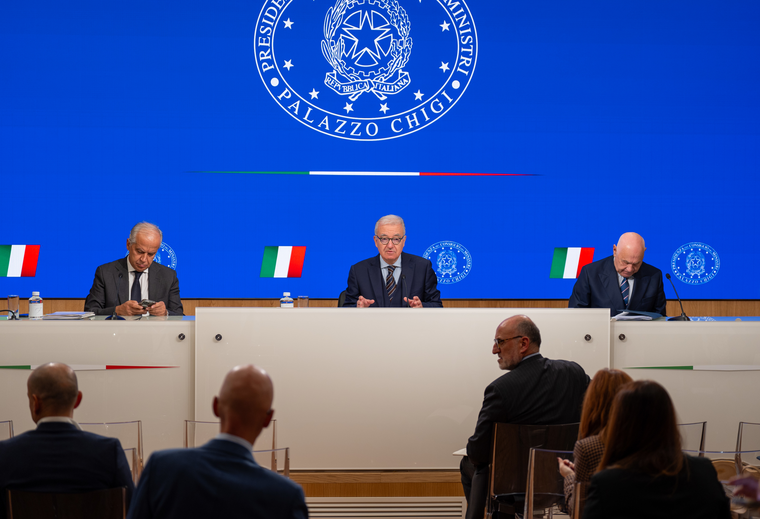 Caso Almasri, l’Italia sotto ricatto della Libia: il mancato arresto per “evitare ritorsioni”