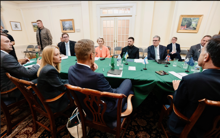 Trump incontra Zelensky e lo convince al trilaterale con Putin. Intanto si assicura la fornitura di armi pagate dall’Europa. E Mosca avverte: “Niente truppe Nato in Ucraina”