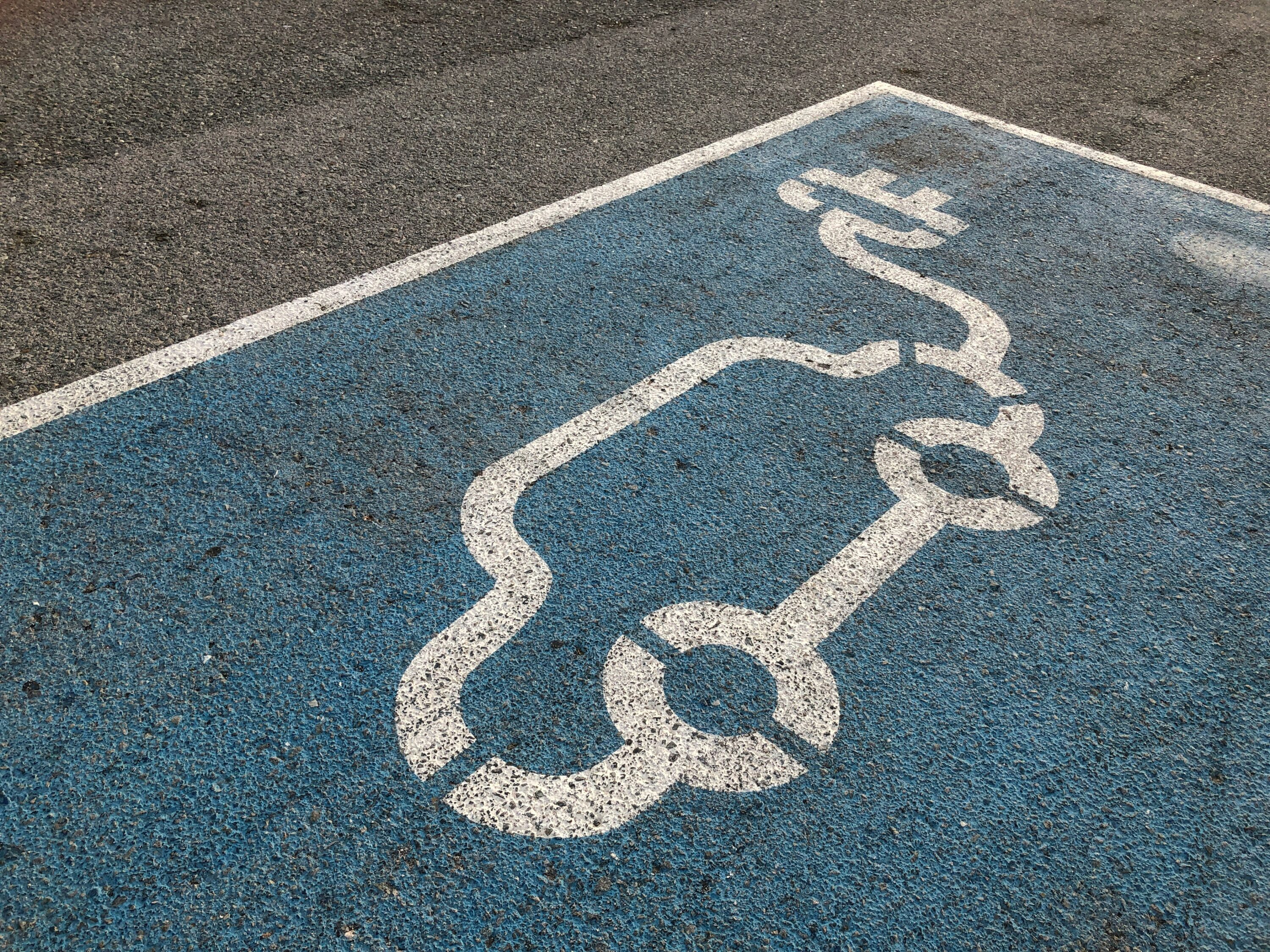 Auto elettriche, arrivano i nuovi incentivi: bonus fino a 20mila euro, ecco per chi e come funzionano
