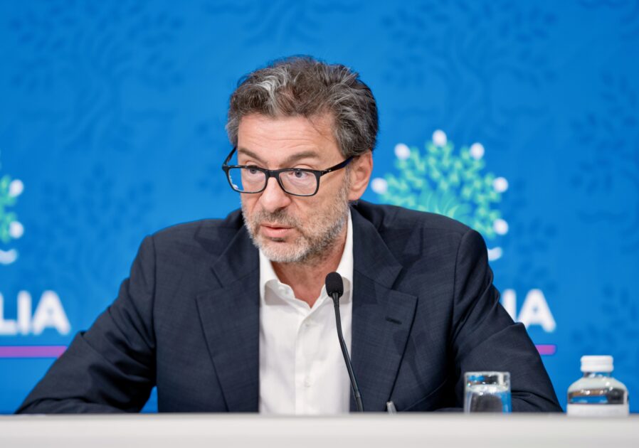 alla disperata ricerca di risorse per la manovra giorgetti punta tutto sulle banche