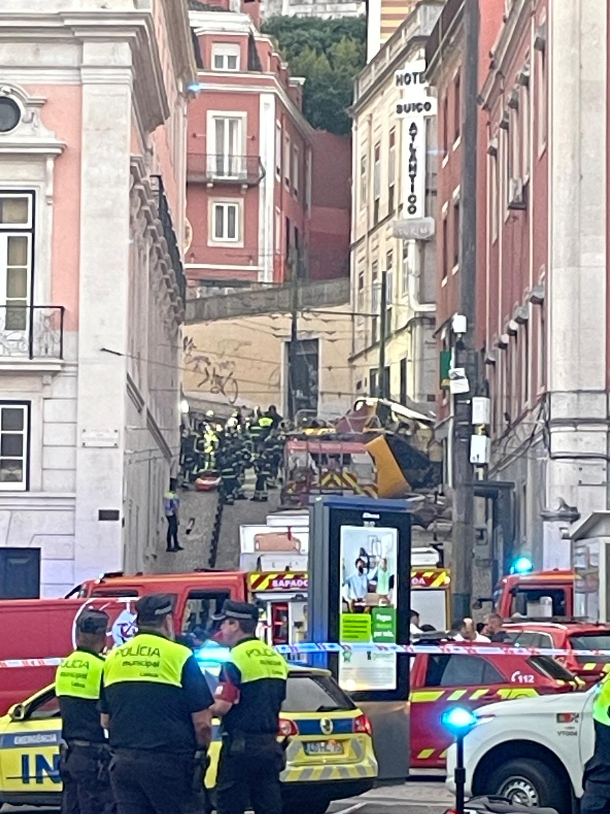 Tragedia a Lisbona: deraglia la funicolare causando almeno 15 morti Tragedia a Lisbona: deraglia la funicolare causando almeno 15 morti