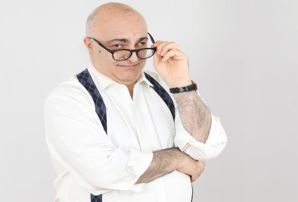 Mentre rischia di perdere Ranucci, TeleMeloni apparecchia un weekend con Sechi, Pascale e De Girolamo