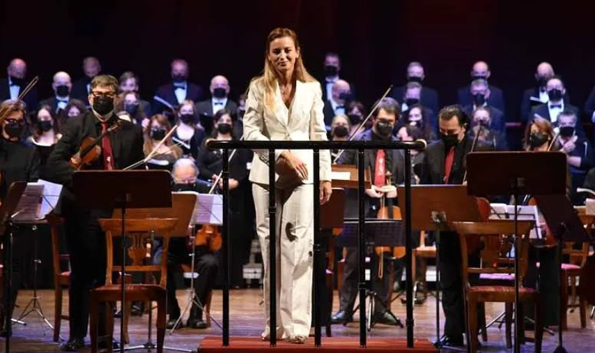 “Curriculum non all’altezza”: orchestrali e tecnici de La Fenice contro la nomina di Beatrice Venezi a direttore musicale. E ora preparano lo sciopero