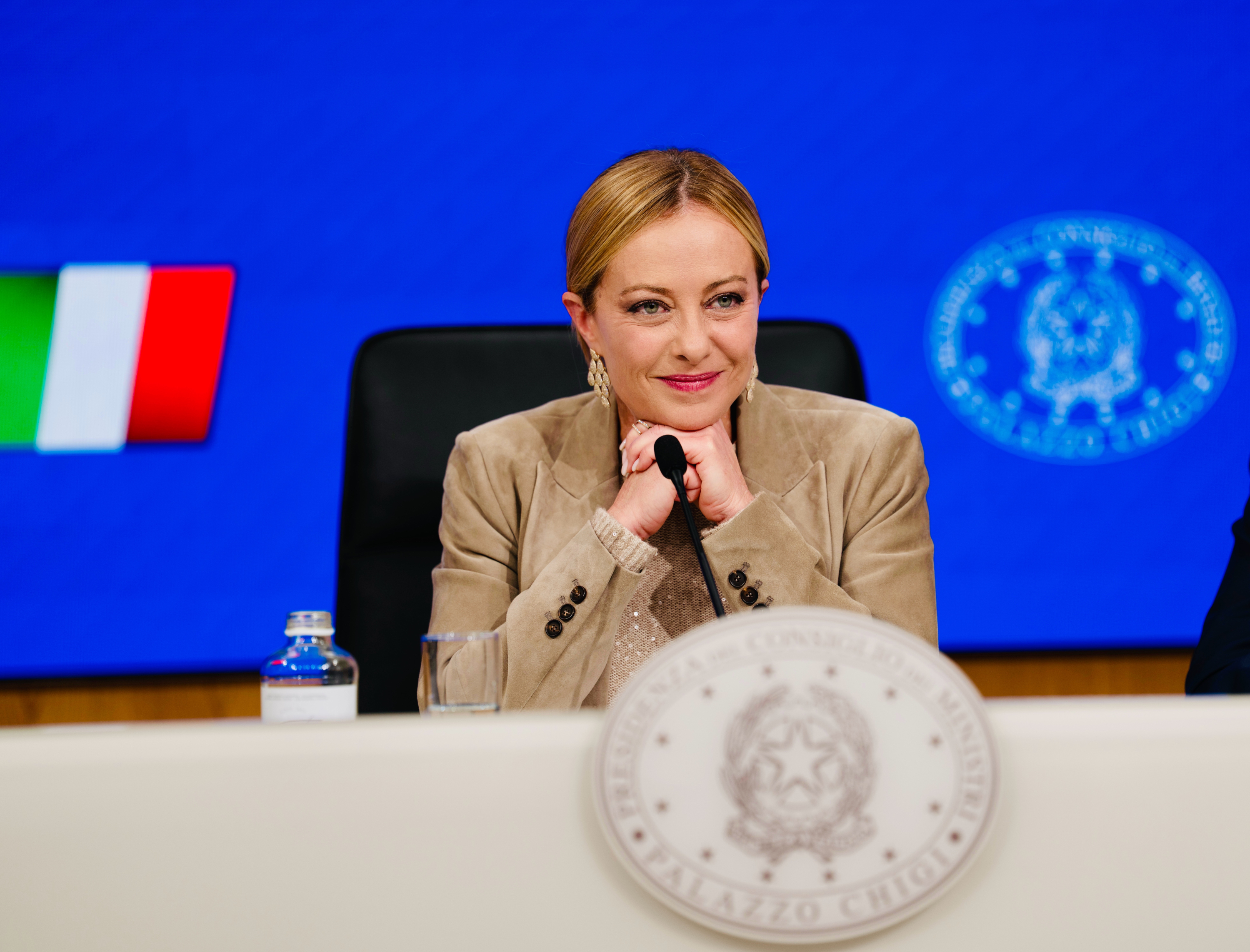 Sondaggi politici, il voto delle regionali fa sentire i suoi effetti: crescono Fratelli d’Italia, Pd e Avs