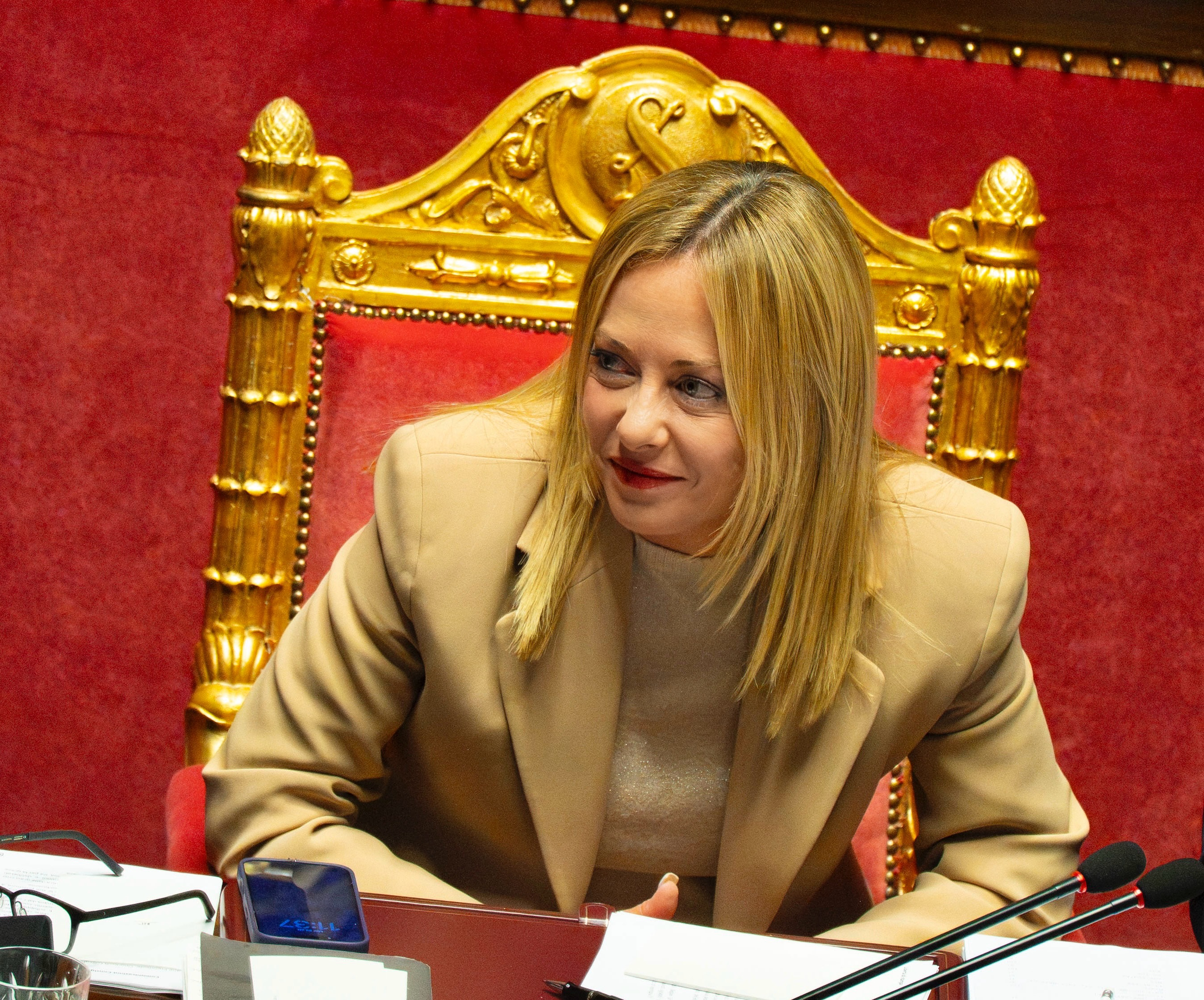 Meloni torna alla carica contro Schlein: “Getta fango sull’Italia”