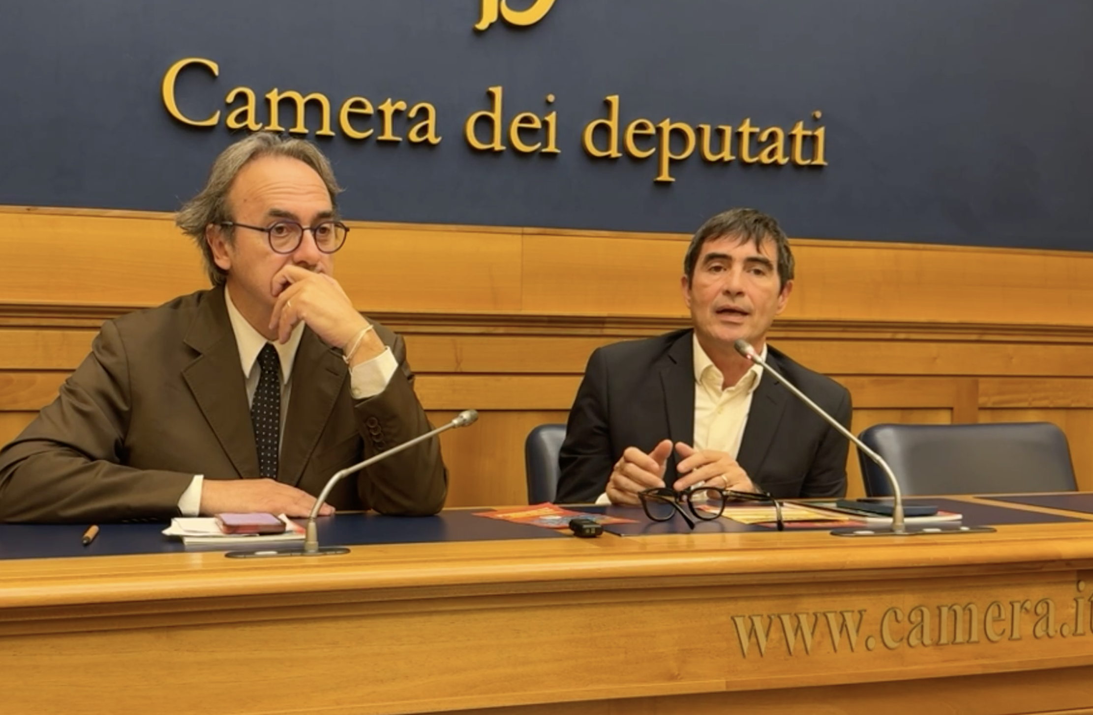 Manovra, la proposta per aumentare gli stipendi: “Patrimoniale e tassa su extraprofitti di banche e aziende energetiche”