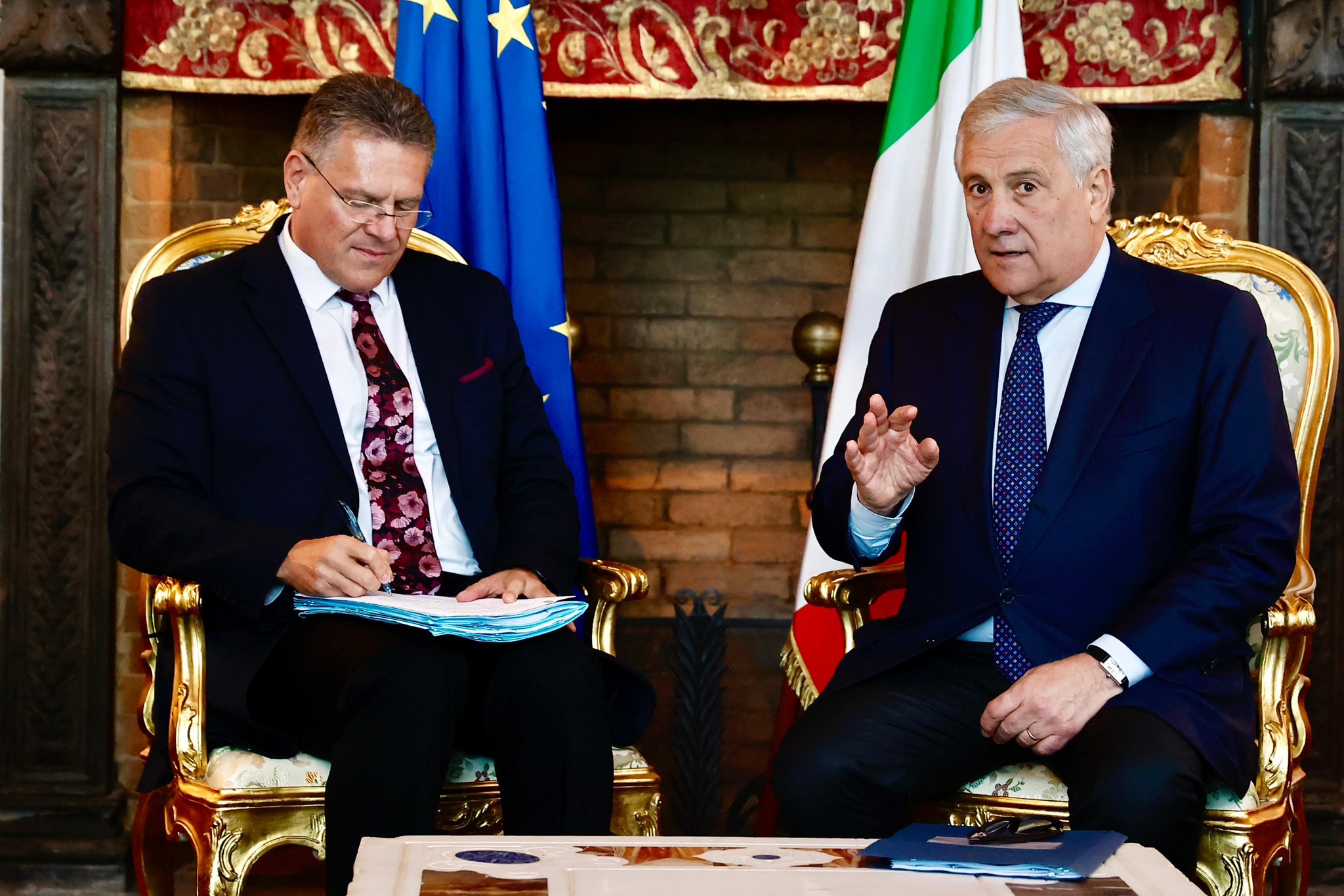 Dazi, Tajani smentisce Palazzo Chigi: ora chiede aiuto all’Ue Dazi, Tajani smentisce Palazzo Chigi: ora chiede aiuto all’Ue