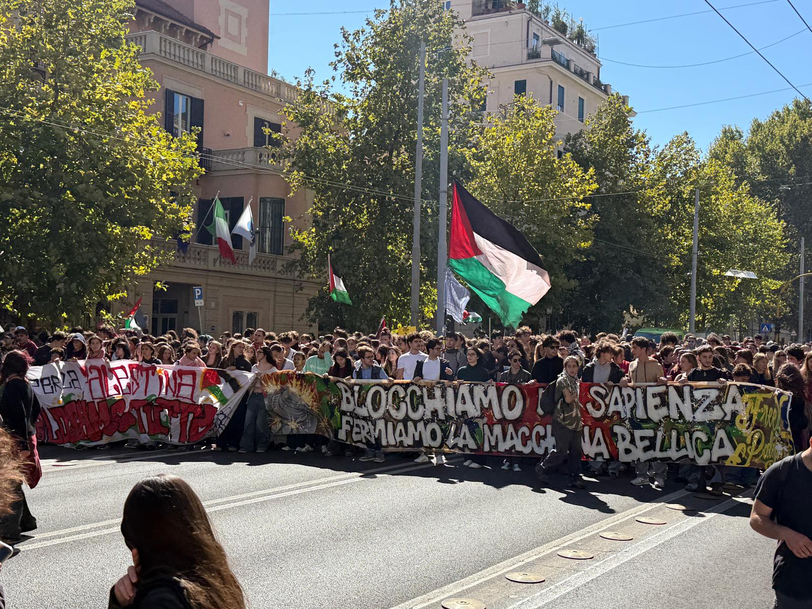 L’Italia in marcia per Gaza: al via i cortei in oltre cento città. Ma sulla marea umana è scontro totale tra Meloni e Conte
