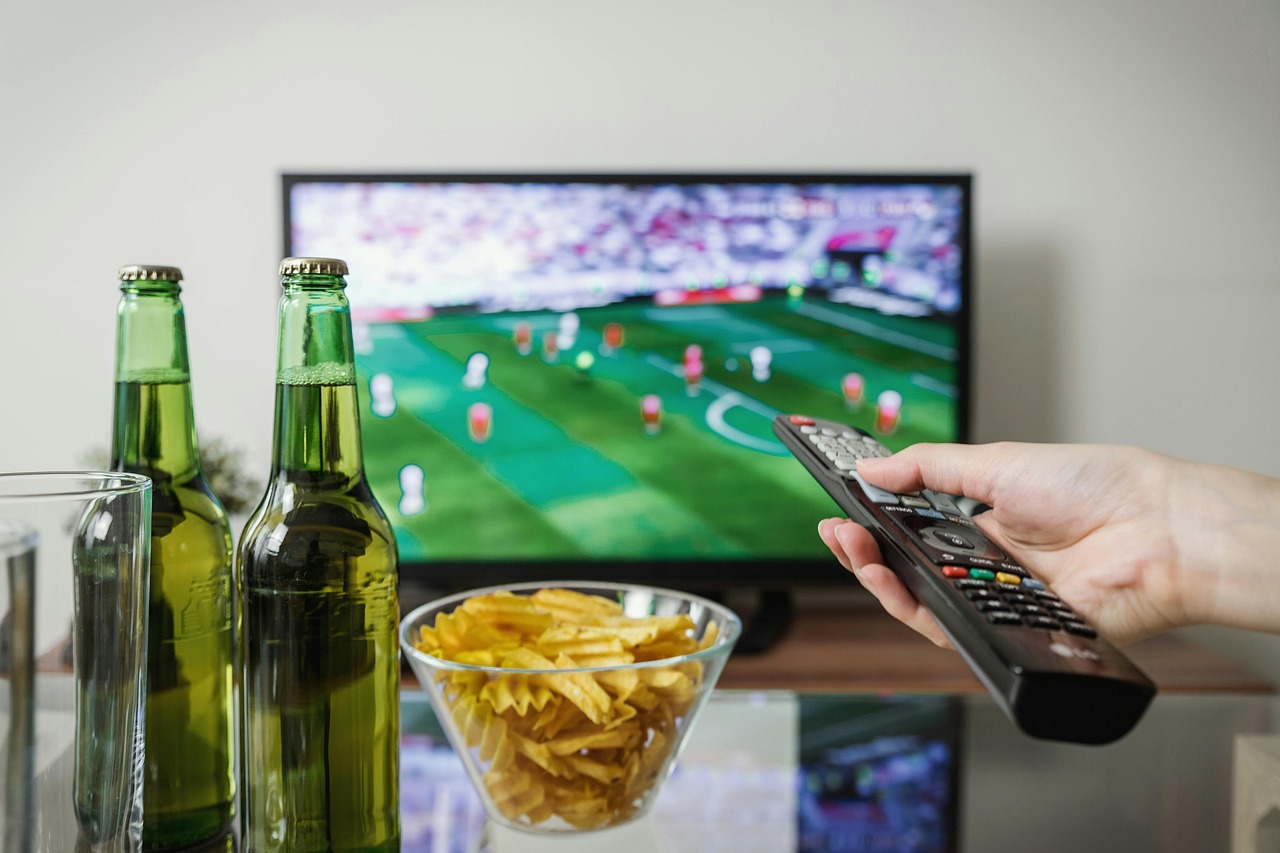 Dazn scrive a chi usa abbonamenti pirata e chiede un risarcimento da 500 euro: cosa succede a chi ha ricevuto la lettera