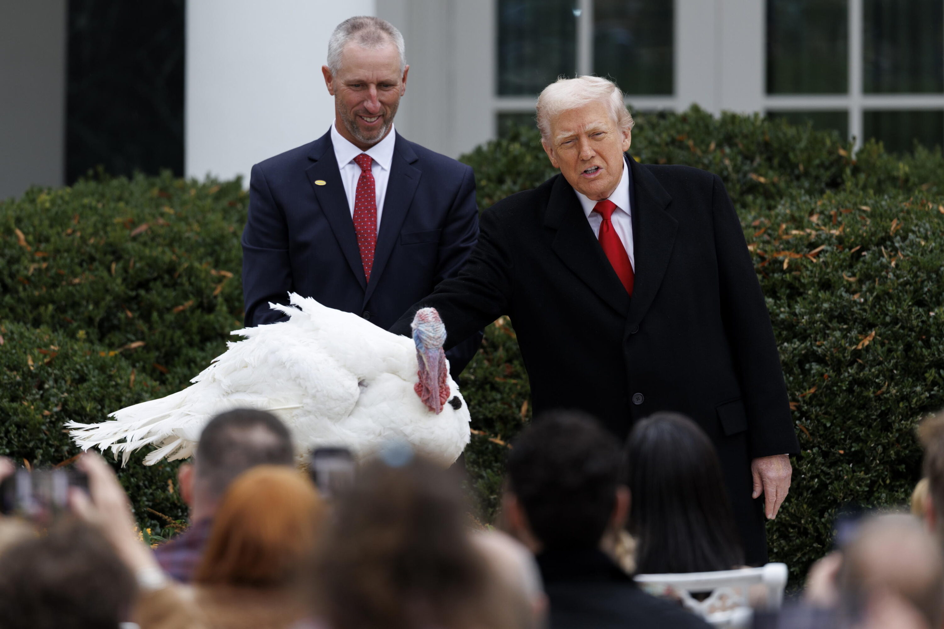 Usa e Ucraina esultano per il nuovo piano di pace. Ma Mosca frena: “Per noi esistono solo i 28 punti di Trump”