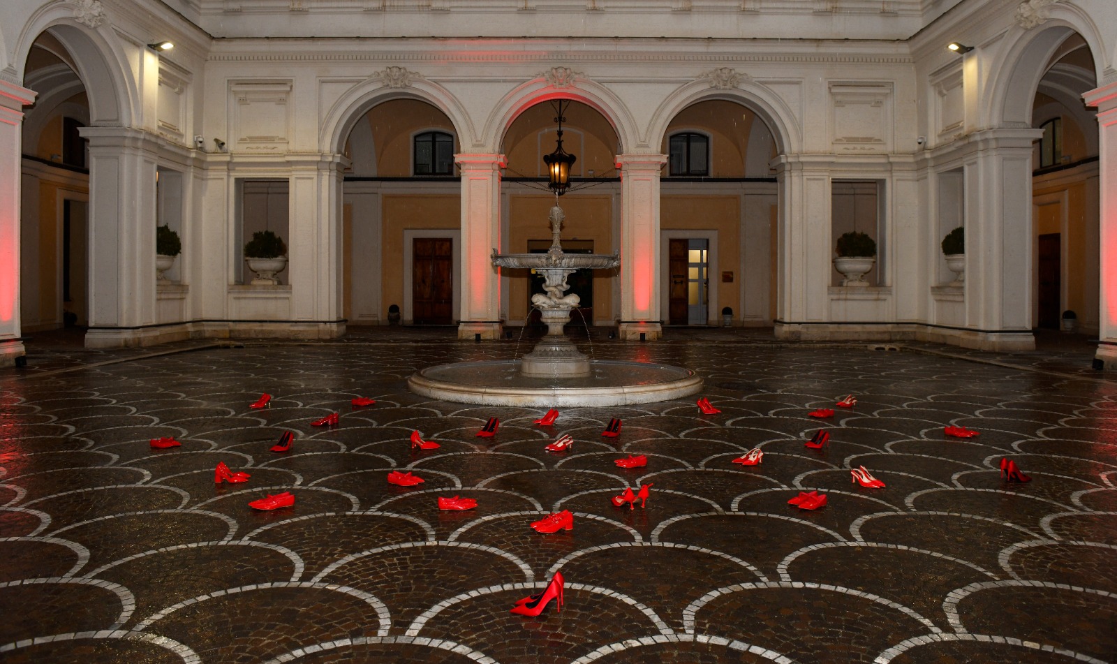 Treni e stazioni si tingono di rosso, il gruppo FS contro la violenza sulle donne