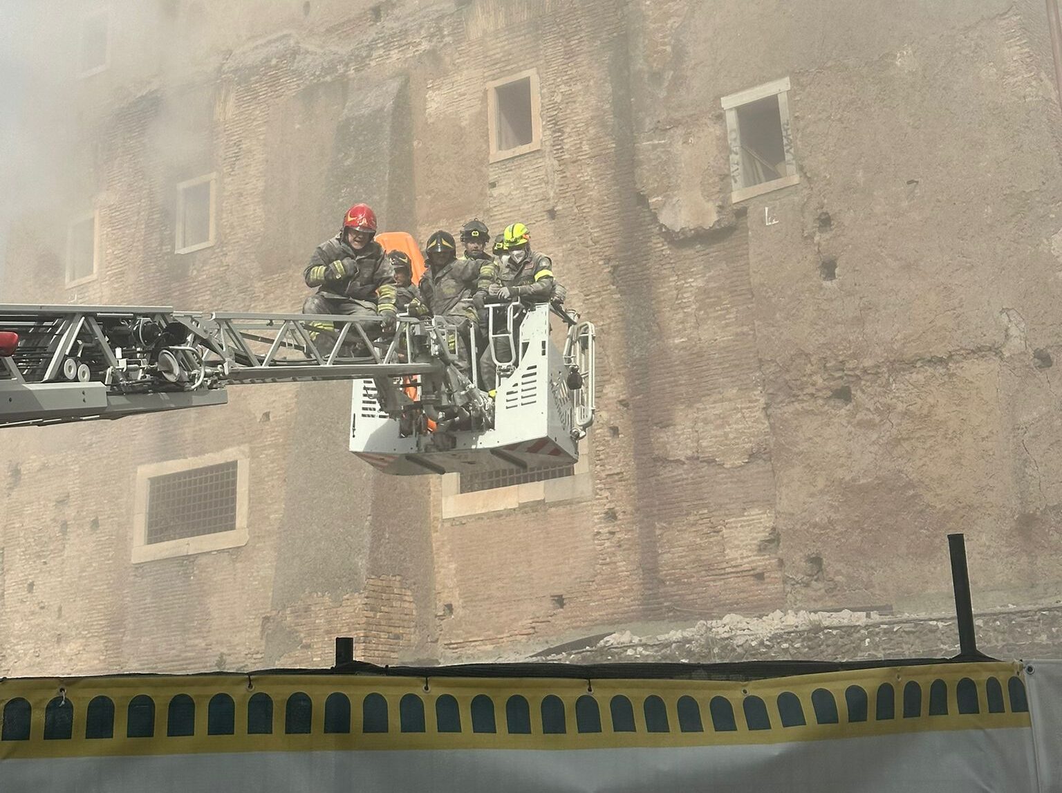 Paura nel cuore di Roma: crolla parzialmente la Torre dei Conti ai Fori Imperiali. Quattro operai coinvolti, uno dei quali è grave