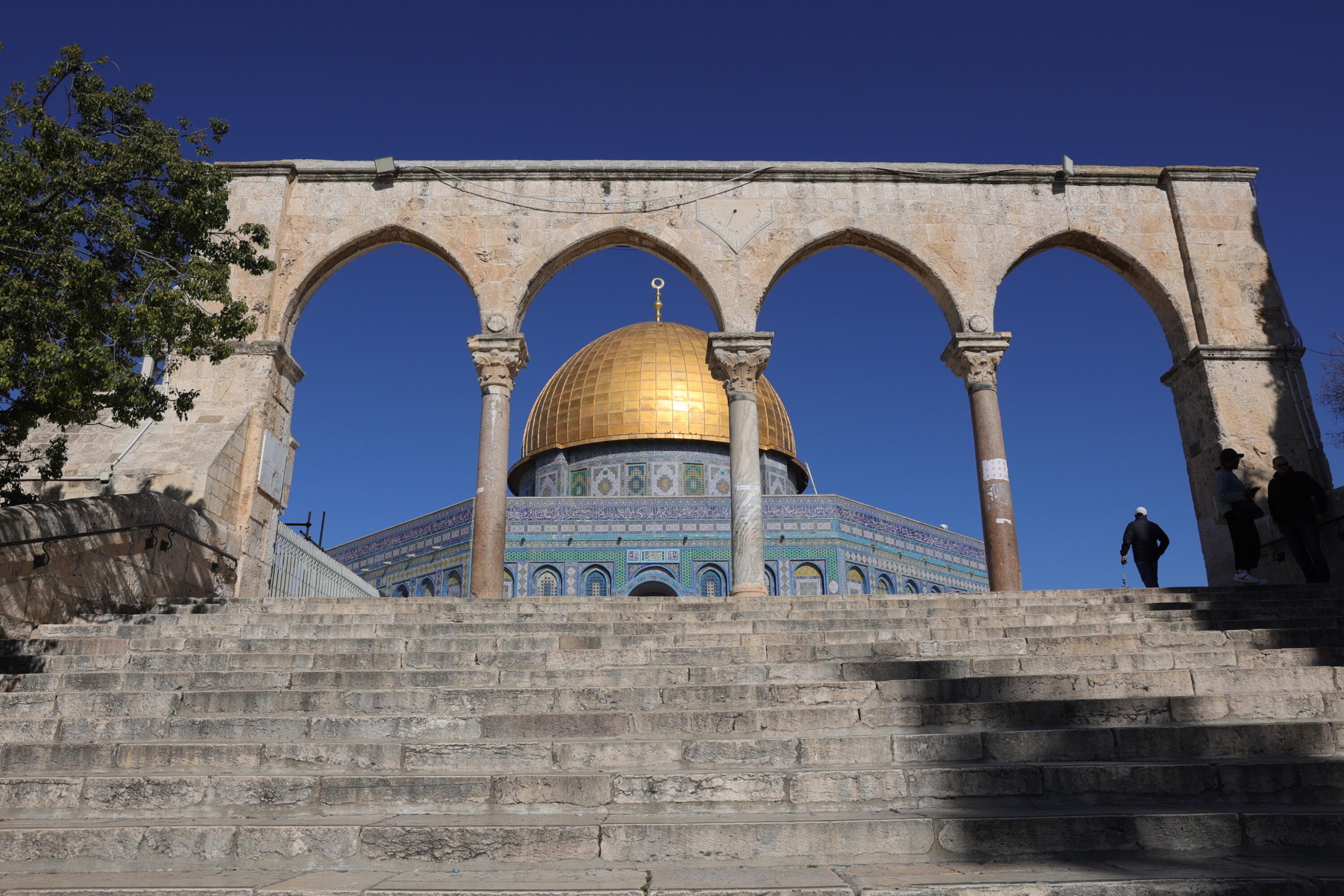 Gaza, i coloni israeliani assaltano la moschea di Al-Aqsa