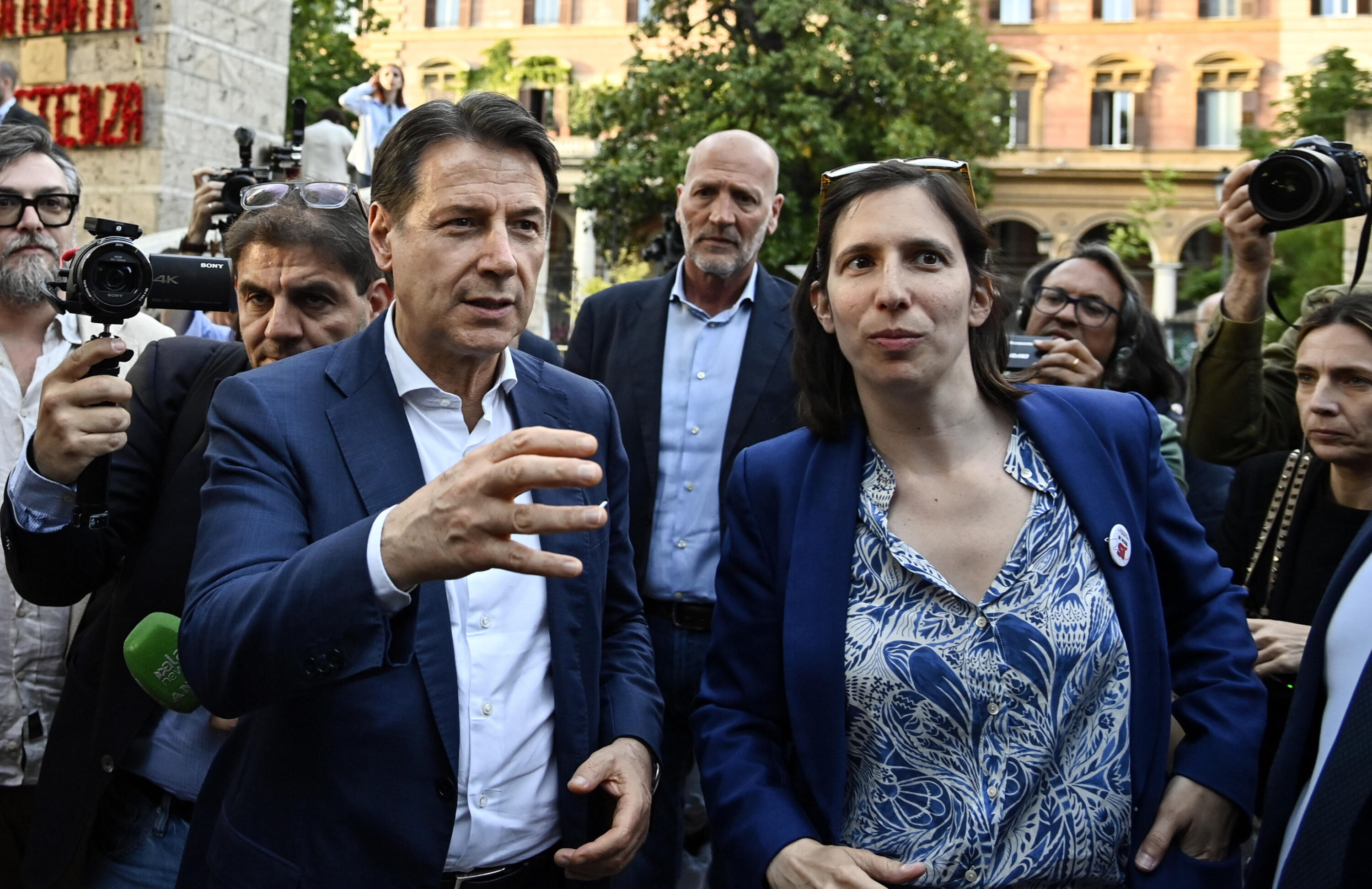 Sondaggi politici, in crescita le opposizioni: Pd e M5s in risalita, ma crolla il gradimento di Conte e Schlein Sondaggi politici, in crescita le opposizioni: Pd e M5s in risalita, ma crolla il gradimento di Conte e Schlein