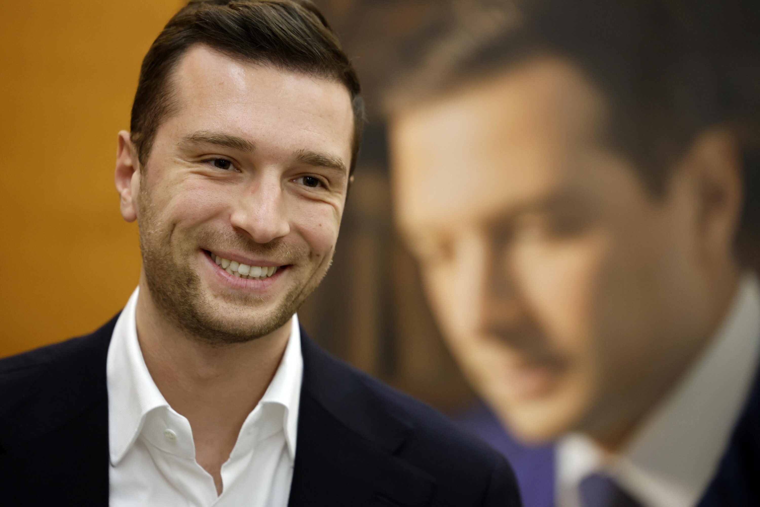 bardella vola nei sondaggi il leader del rassemblement national favorito per il 2027