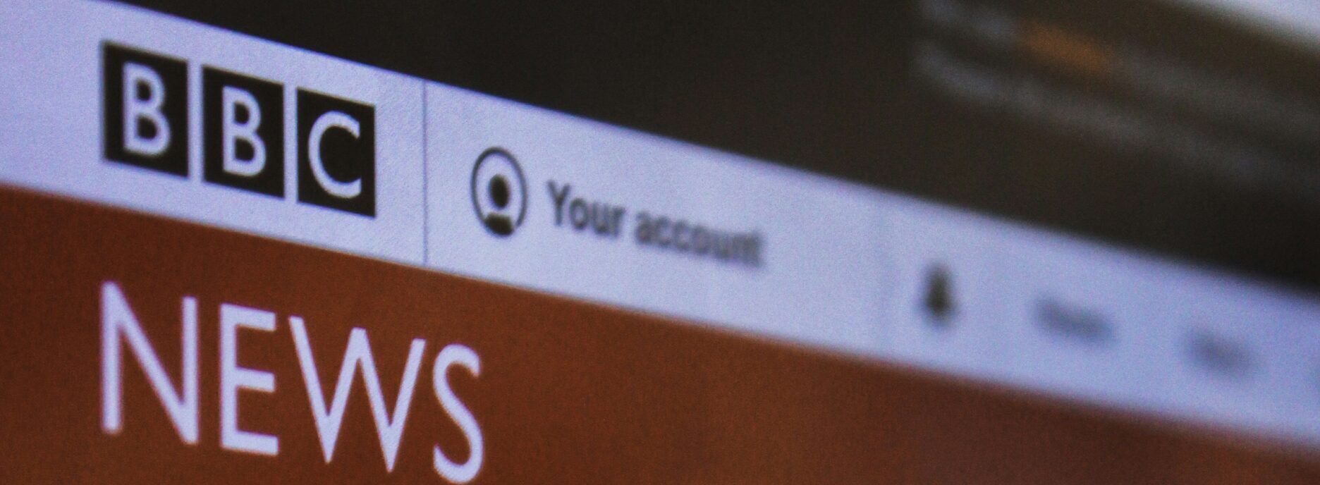 Bufera sulla Bbc: si dimettono i vertici dopo le accuse di faziosità per un documentario su Trump