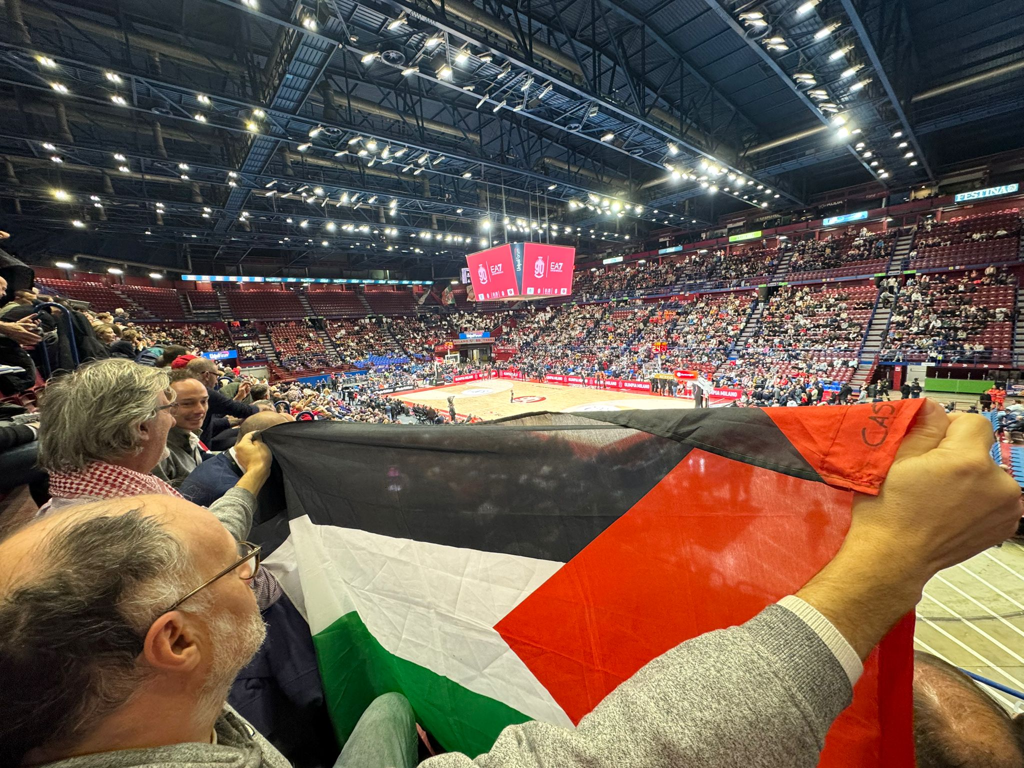 Espone la bandiera palestinese alla partita di basket, consigliere regionale identificato e multato. Paladini: “Sono annichilito”