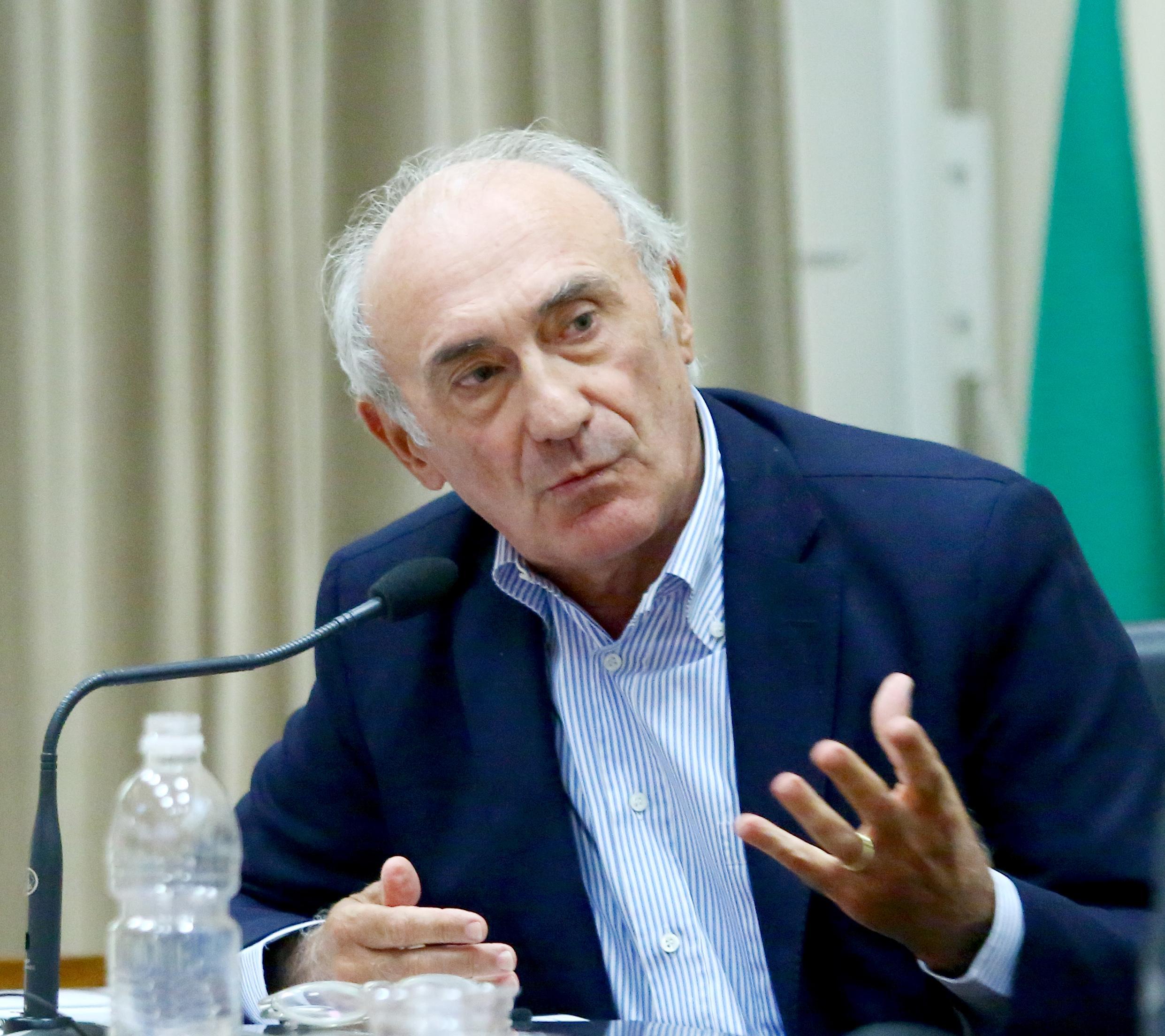 “Con la cessione di Repubblica, il quotidiano rischierebbe di perdere definitivamente la sua identità e la sua credibilità”. Parla il giornalista Giovanni Valentini