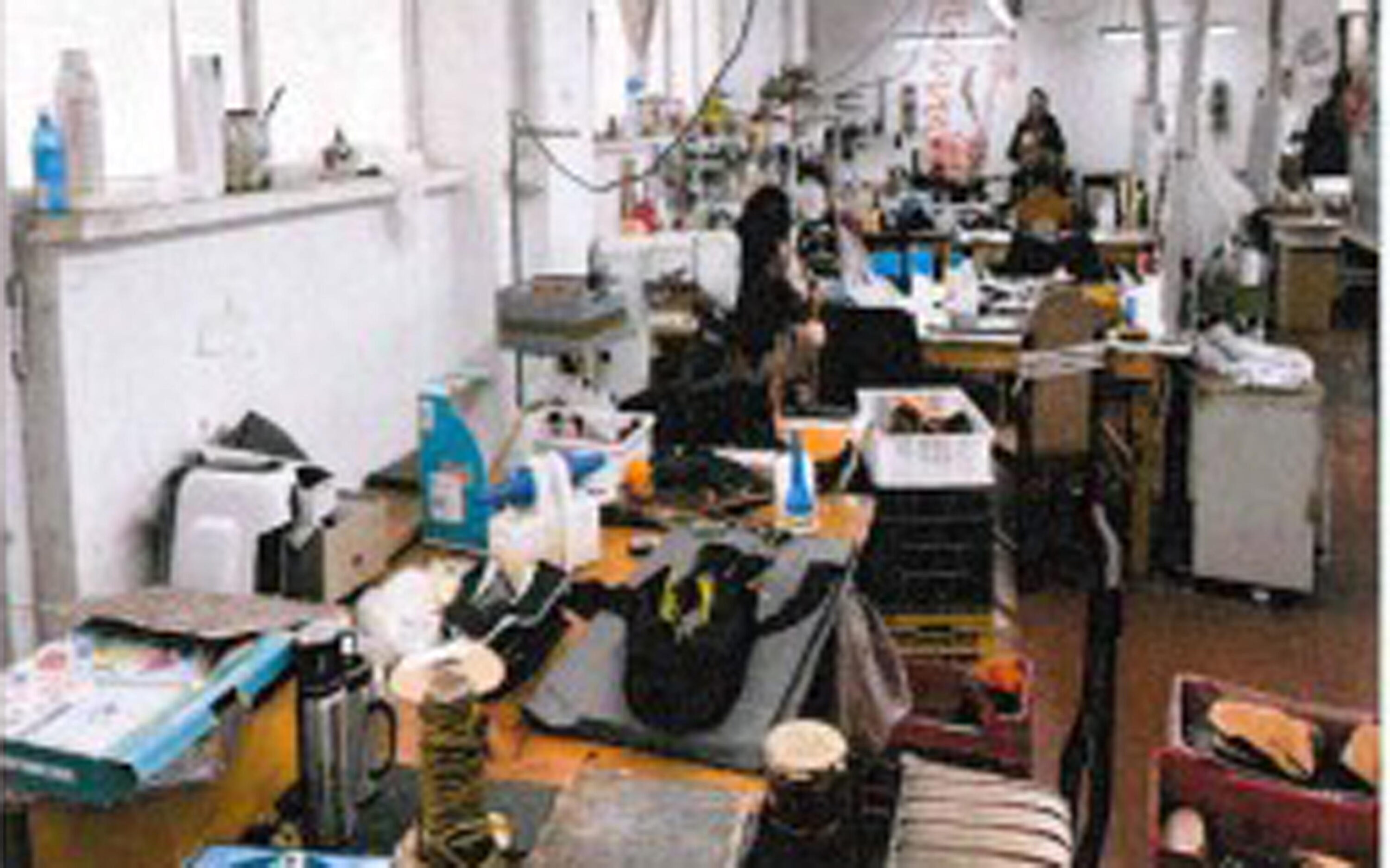 Caporalato in 13 brand dell’alta moda, maxi operazione della procura di Milano. Dieci maison “pronte a collaborare coi pm”